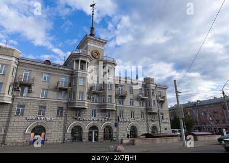 Barnaul, Russland - 17. August 2022: Blick auf die Straße von Barnaul, Antiquitätensalon Innengeschichte in der Lenin Avenue an einem Sommertag gehen gewöhnliche Menschen durch die Straße Stockfoto