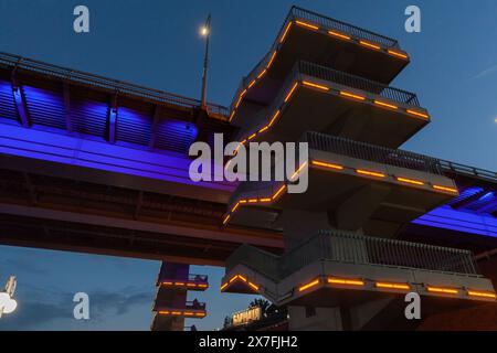 Barnaul, Russland - 17. August 2022: Die neue Brücke Details bei Nacht: Dies ist eine Brücke über den ob, die den Zentralbezirk der Stadt mit dem Th verbindet Stockfoto