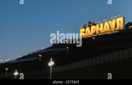 Barnaul, Russland - 17. August 2022: Die Installation des Namens der Stadt Barnaul wird nachts beleuchtet Stockfoto