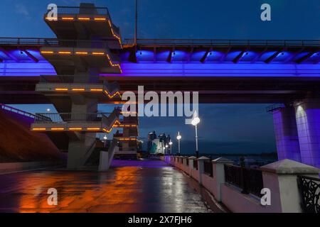 Barnaul, Russland - 17. August 2022: Barnaul Nachtblick mit der Neuen Brücke. Die Brücke führt über den ob River und verbindet den Central District der Stockfoto