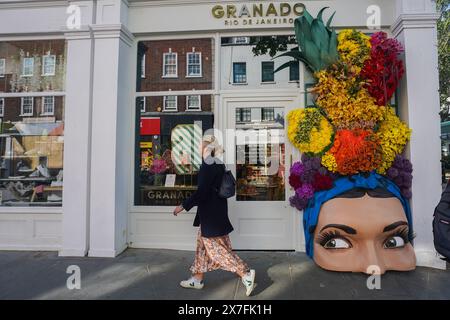 London, Großbritannien. 20. Mai 2024. Ein Geschäft zeigt Carmen Miranda 'die brasilianische Bombeshell, ikomische Sängerin, Tänzerin und Schauspielerin in den 1940er Jahren Geschäfte mit Blumenschmuck im Chelsea in Bloom, verbunden mit der Royal Horticultural Society (RHS), dem jährlichen Wettbewerb, bei dem die besten Einzelhändler, Restaurants und Hotels von Chelsea mit kreativen Designs um die begehrten Preise konkurrieren. Das diesjährige Thema „Blumenfest“ spiegelt das botanische Erbe und fabelhafte Speisen wider. Quelle: amer Gazzal/Alamy Live News Stockfoto