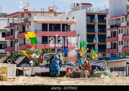 Fischerboote mit bunten Fahnen, Bojen, am Strand von Monte Gordo, Ostalgarve, Algarve, Portugal, Europa Stockfoto