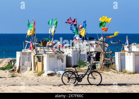 Fischerboote mit bunten Fahnen, Bojen und Fahrrad am Strand von Monte Gordo, Ostalgarve, Algarve, Portugal, Europa Stockfoto