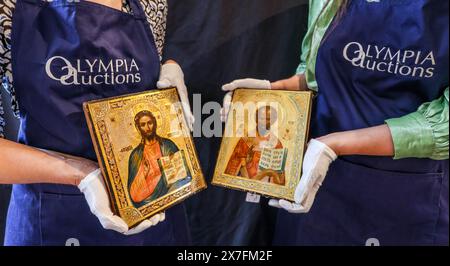 Olympia versteigert London 20 May 2024 (R) Eine russische Ikone des Heiligen Nikolaus des Wunderarbeiters mit Bogenrand mit türkisfarbenem Boden Est 250-350 £ (L) Christ Pantokrator mit blauem Grund Est 250-350 £ Auktionsdatum 23-Mai 2024,25 Blythe Road. Quelle: Paul Quezada-Neiman/Alamy Live News Stockfoto