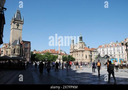 Prag /Tschechische republik /15 MAI 2024/ Touristen am Prager Altstädter Platz , Foto. Bilder von Francis Joseph Dean/Dean sind nicht für kommerzielle Zwecke bestimmt Stockfoto