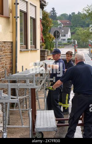 Koblenz, Deutschland. Mai 2024. Feuerwehrleute demontieren die Fußgängerbrücken im Koblenzer Güls-Bezirk, nachdem die Wasserstände an der Mosel wieder gefallen sind. Quelle: Thomas Frey/dpa/Alamy Live News Stockfoto