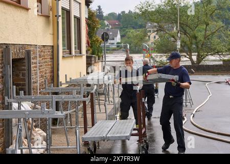 Koblenz, Deutschland. Mai 2024. Feuerwehrleute demontieren die Fußgängerbrücken im Koblenzer Güls-Bezirk, nachdem die Wasserstände an der Mosel wieder gefallen sind. Quelle: Thomas Frey/dpa/Alamy Live News Stockfoto