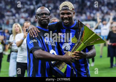 Mailand, Italien. Mai 2024. (L-R) der ehemalige Verteidiger von Frankreich, Juventus und Barcelona Lilian Thuram feiert mit seinem Sohn Marcus Thuram vom FC Internazionale seinen 20. Ligattitel nach dem Fußballspiel der Serie A 2023/24 zwischen FC Internazionale und SS Lazio im Giuseppe Meazza Stadium, Mailand, Italien am 19. Mai 2024 Credit: Unabhängige Fotoagentur/Alamy Live News Stockfoto