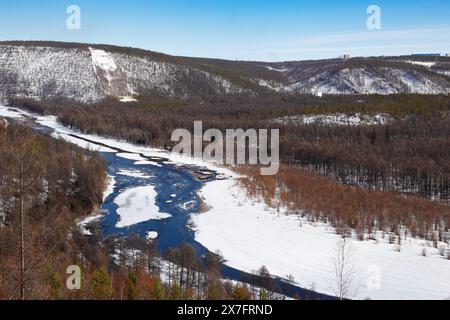 Der Chulman River in Süd-Jakutien, Russland, vor dem Beginn der Eisdrift. Blick aus der Höhe. Stockfoto