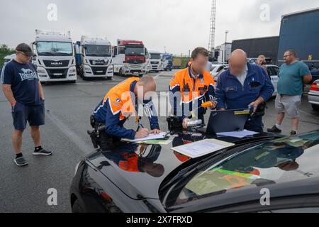 Antwerpen, Belgien. Mai 2024. Die Polizeiaktivitäten werden beobachtet, während die Polizeizone Antwerpen, die Bundespolizei, der Sozialnachrichtendienst und der Ermittlungsdienst SIOD und die Europäische Arbeitsbehörde ELA unter der Leitung des Arbeitsprüfers eine groß angelegte Inspektionsaktion für schwere Transporte organisieren, wobei der Schwerpunkt auf den Beschäftigungsbedingungen von Lkw-Fahrern liegt. in Antwerpen, Montag, 20. Mai 2024. BELGA PHOTO JONAS ROOSENS Credit: Belga News Agency/Alamy Live News Stockfoto