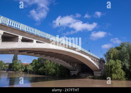 Detail der beschädigten Brücke, die die Marne in Champigny sur Marne überquert - 2024 Stockfoto