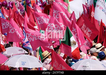 Mexiko-Stadt, Mexiko. Mai 2024. Simpatizantes a la Marea Rosa y a la candidata presidencial de la coalicion Fuerza y Corazon por Mexico, Xochitl Galvez en un mitin de campaÃ±a en el Zocalo en la Ciudad de Mexico. (Kreditbild: © Luis Barron/OKULARIS Via ZUMA Press Wire) NUR REDAKTIONELLE VERWENDUNG! Nicht für kommerzielle ZWECKE! Stockfoto