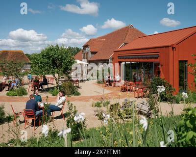 Die Cafés im Freien und Besucher von Knepp Wilding Kitchen & Shop in West Sussex, England, Großbritannien - grüner Naturtourismus Ökotourismus Stockfoto