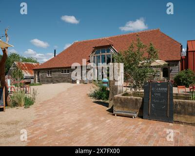 Die Cafés im Freien und Besucher von Knepp Wilding Kitchen & Shop in West Sussex, England, Großbritannien - grüner Naturtourismus Ökotourismus Stockfoto