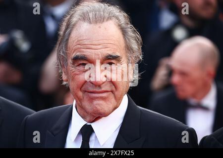 Cannes, Frankreich. Mai 2024. Oliver Stone besucht den Roten Teppich „Horizon: An American Saga“ beim 77. Jährlichen Filmfestival in Cannes im Palais des Festivals in Cannes, Frankreich, am 19. Mai 2024. (Foto: Beata Zawrzel/NurPhoto) Credit: NurPhoto SRL/Alamy Live News Stockfoto