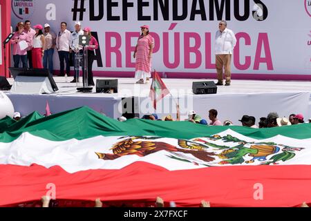 Mexiko-Stadt, Mexiko. Mai 2024. La candidata presidencial de la coalicion Fuerza y Corazon por Mexico, Xochitl Galvez en un mitin de campaÃ±a en el Zocalo en la Ciudad de Mexico. (Kreditbild: © Luis Barron/OKULARIS Via ZUMA Press Wire) NUR REDAKTIONELLE VERWENDUNG! Nicht für kommerzielle ZWECKE! Stockfoto