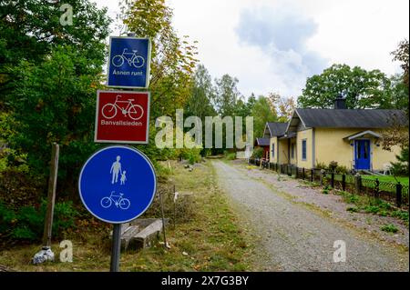 Radweg auf der ehemaligen Eisenbahnstrecke mit dem alten Bahnhof Ulvö, Schweden Stockfoto