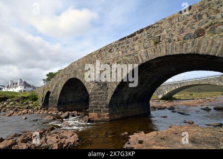 Die alte Brücke und das Sligachan Hotel am Sligachan Fluss Stockfoto