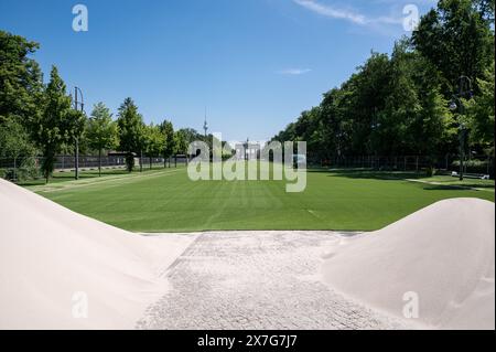 17.05.2024, Berlin, Deutschland, Europa - Grüner Kunstrasen auf der Fußball-Fanmeile für die Europameisterschaft (UEFA EURO 2024) in Tiergarten. Stockfoto