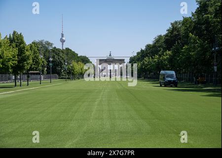 17.05.2024, Berlin, Deutschland, Europa - Grüner Kunstrasen auf der Fußball-Fanmeile für die Europameisterschaft (UEFA EURO 2024) in Tiergarten. Stockfoto