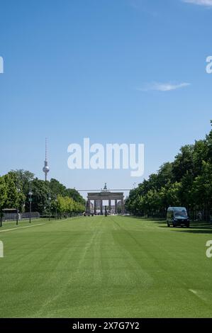 17.05.2024, Berlin, Deutschland, Europa - Grüner Kunstrasen auf der Fußball-Fanmeile für die Europameisterschaft (UEFA EURO 2024) in Tiergarten. Stockfoto