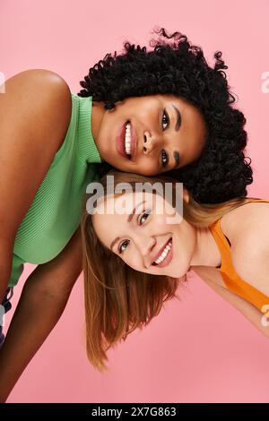 Zwei junge Frauen in lässiger Kleidung posieren für ein Foto. Stockfoto