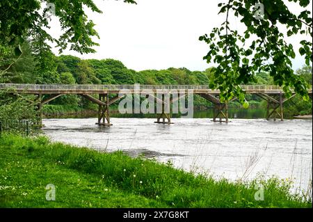 Die alte Straßenbahnbrücke über den Fluss Ribble wurde geschlossen und kann abgerissen werden Stockfoto