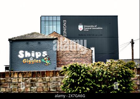 Das Engineering- und Innovationsgebäude der University of Central Lancashire (UCLAN) befindet sich neben dem Ships und dem Giggles Pub im Stadtzentrum von Preston Stockfoto