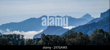 Bad Feilnbach, Deutschland. Mai 2024. Morgens steigt Nebel aus dem Inntal auf, während die Sonne schon auf das Kaisergebirge in Österreich scheint. Quelle: Uwe Lein/dpa/Alamy Live News Stockfoto