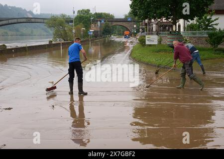 Koblenz, Deutschland. Mai 2024. Die Bewohner reinigen die Straßen der Moselflut im Koblenzer Stadtteil Güls. Quelle: Thomas Frey/dpa/Alamy Live News Stockfoto