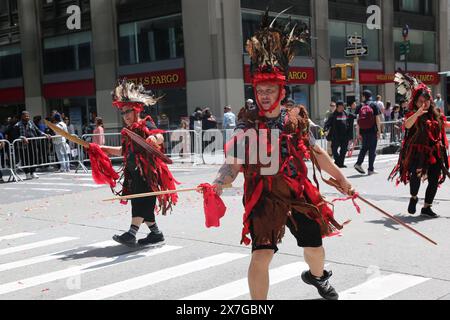 (240520) --NEW YORK, 20. Mai 2024 (Xinhua) -- Menschen nehmen an der 3. Asian Americans and Pacific Islanders (AAPI) Cultural and Heritage Parade in New York City, USA, am 19. Mai 2024 Teil. New Yorker mit verschiedenen ethnischen Hintergründen feierten am Sonntag die asiatische und pazifische Kultur bei der 3. Asian Americans and Pacific Islanders (AAPI) Cultural and Heritage Parade in Midtown Manhattan. Unter dem Motto „Einheit ist die Stiftung des Friedens“ präsentierten Hunderte von Teilnehmern aus über 70 Organisationen ihre einzigartigen kulturellen Attraktionen auf der Sixth Avenue, einer Hauptstraße in Manha Stockfoto