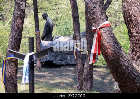 KIEW, UKRAINE - 19. MAI 2024 - das Denkmal für die Unterdrückten befindet sich am Tag des Gedenkens an die Opfer der politischen Repressionen in Kiew, Hauptstadt der Ukraine, im Nationalreservat der Bykiwnischen Gräber. Stockfoto