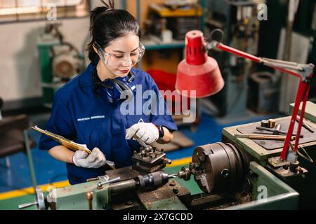 Professioneller Ingenieur Arbeiter mit Sicherheitsaugenschutz Fokus, der in Metalldrehmaschine Fräsmaschine Schwerindustriefabrik arbeitet. Stockfoto