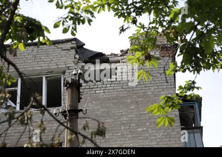 Nicht exklusiv: CHASIV YAR, UKRAINE - 18. MAI 2024 - ein Wohnblock wurde durch russische Bombenangriffe beschädigt, Chasiv Jar, Donezk Region, Ostukraine. Stockfoto