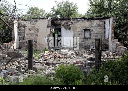 Nicht exklusiv: CHASIV JAR, UKRAINE - 18. MAI 2024 - Ein Haus wurde durch russische Bombardierung beschädigt, Chasiv Jar, Donezk Region, Ostukraine. Stockfoto