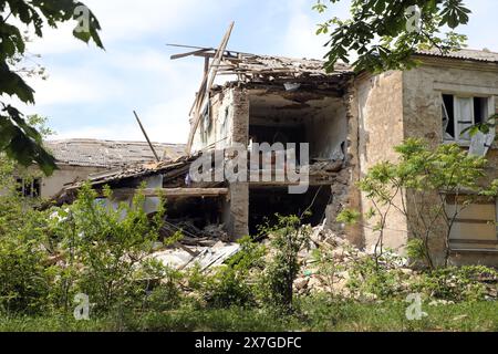 Nicht exklusiv: CHASIV YAR, UKRAINE - 18. MAI 2024 - ein Wohnblock wurde durch russische Bombenangriffe beschädigt, Chasiv Jar, Donezk Region, Ostukraine. Stockfoto
