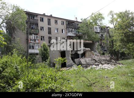 Nicht exklusiv: CHASIV YAR, UKRAINE - 18. MAI 2024 - ein Wohnblock wurde durch russische Bombenangriffe beschädigt, Chasiv Jar, Donezk Region, Ostukraine. Stockfoto