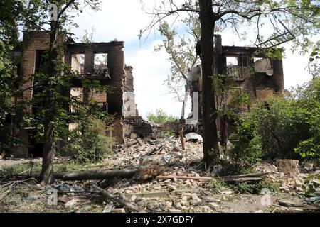 Nicht exklusiv: CHASIV YAR, UKRAINE - 18. MAI 2024 - ein Wohnblock wurde durch russische Bombenangriffe beschädigt, Chasiv Jar, Donezk Region, Ostukraine. Stockfoto