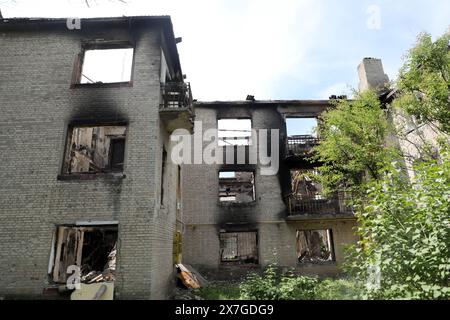 Nicht exklusiv: CHASIV YAR, UKRAINE - 18. MAI 2024 - ein Wohnblock wurde durch russische Bombenangriffe beschädigt, Chasiv Jar, Donezk Region, Ostukraine. Stockfoto