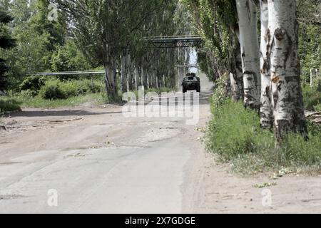 Nicht exklusiv: CHASIV YAR, UKRAINE - 18. MAI 2024 - Ein Militärfahrzeug fährt auf einer Straße in Chasiv Jar, Region Donezk, Ostukraine. Stockfoto