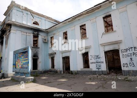 Nicht exklusiv: CHASIV YAR, UKRAINE - 18. MAI 2024 - der Kulturpalast, der am 23. Juli 2023 durch russische Bombenangriffe zerstört wurde, ist im Chasiv Yar, D. Stockfoto