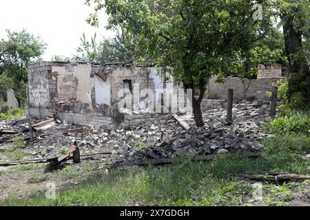 CHASIV JAR, UKRAINE - 18. MAI 2024 - Ein Haus wurde durch russische Bombardierung beschädigt, Chasiv Jar, Donezk, Ostukraine. Stockfoto