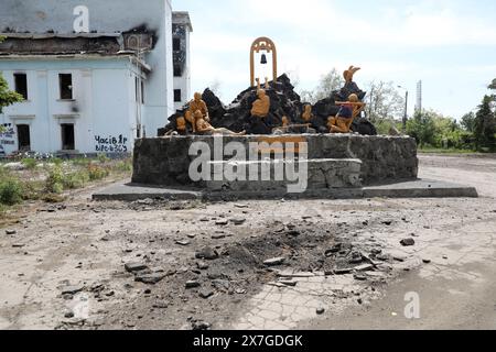 Nicht exklusiv: CHASIV YAR, UKRAINE - 18. MAI 2024 - das Denkmal für die Krieger des sowjetisch-afghanischen Krieges ist außerhalb des Kulturpalastes zu sehen Stockfoto
