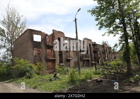 Nicht exklusiv: CHASIV YAR, UKRAINE - 18. MAI 2024 - ein Wohnblock wurde durch russische Bombenangriffe beschädigt, Chasiv Jar, Donezk Region, Ostukraine. Stockfoto