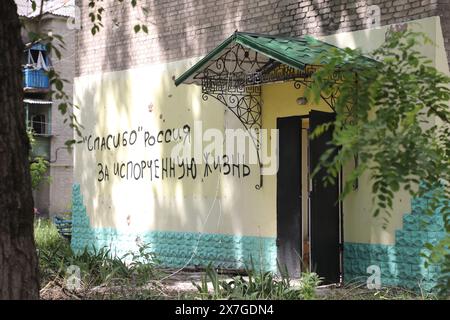 Nicht exklusiv: CHASIV YAR, UKRAINE - 18. MAI 2024 - die Inschrift auf Russisch  qt Danke, Russland, für mein ruiniertes Leben&#x92; ist auf einem Apartment bl zu sehen Stockfoto