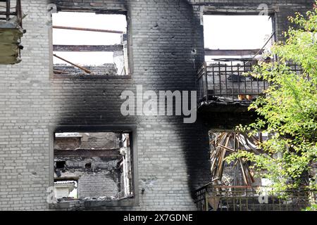 Nicht exklusiv: CHASIV YAR, UKRAINE - 18. MAI 2024 - ein Wohnblock wurde durch russische Bombenangriffe beschädigt, Chasiv Jar, Donezk Region, Ostukraine. Stockfoto