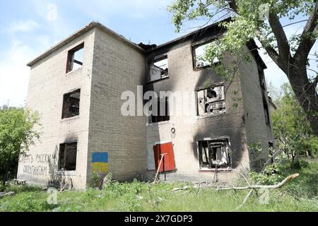 Nicht exklusiv: CHASIV YAR, UKRAINE - 18. MAI 2024 - Eine ukrainische Flagge ist an der Wand eines Wohnblocks gemalt, der durch russischen Beschuss Chasiv beschädigt wurde Stockfoto