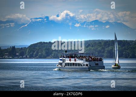 20. Mai 2024, Baden-Württemberg, Überlingen am Bodensee: Ein Passagierschiff fährt auf dem Bodensee Richtung Mainau und passiert ein Segelschiff. Foto: Felix Kästle/dpa Stockfoto