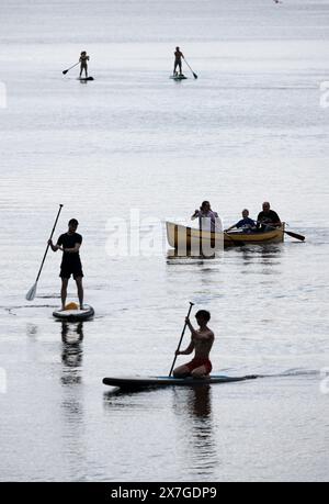 Hamburg, Deutschland. Mai 2024. Wassersportler mit Kanus, Stand-Up-Paddelbrettern (SUP) und Segelbooten sind auf der Alster unterwegs. Quelle: Christian Charisius/dpa/Alamy Live News Stockfoto
