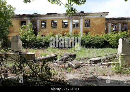 CHASIV JAR, UKRAINE - 18. MAI 2024 - Eine Schule wird durch russische Bombenangriffe zerstört, Chasiv Jar, Donezk, Ostukraine. Stockfoto